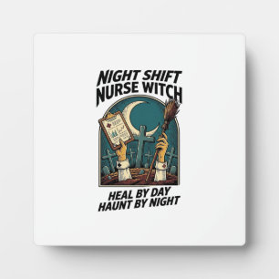 Placa Expositora Camiseta Retro de Bruja Enfermera del Turno Noctur