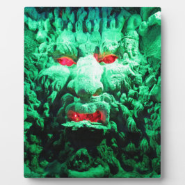 Placa Expositora Cara mascarada aterradora en roca