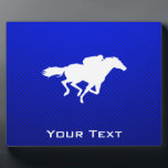 Placa Expositora Carreras del caballo azul<br><div class="desc">Te encantará este diseño de jockey sobre caballos de carreras hípica. ¡Genial por los regalos! Disponible en camisetas, estuches para teléfonos inteligentes, mousepads, cadenas de claves, posters, tarjetas, cubiertas electrónicas, mangas para portátiles y portátiles, gorras, tazas y más! Visite nuestro sitio para un funda de regalo personalizado para Samsung Galaxy...</div>