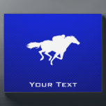 Placa Expositora Carreras del caballo azul<br><div class="desc">Te encantará este diseño de jockey sobre caballos de carreras hípica. ¡Genial por los regalos! Disponible en camisetas, estuches para teléfonos inteligentes, mousepads, cadenas de claves, posters, tarjetas, cubiertas electrónicas, mangas para portátiles y portátiles, gorras, tazas y más! Visite nuestro sitio para un funda de regalo personalizado para Samsung Galaxy...</div>