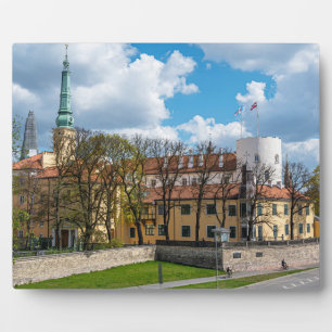 Placa Expositora Castillo Riga durante el día soleado en Riga, Leto