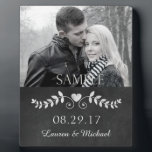 Placa Expositora Chalkboard Boda del corazón Foto Keepsake Plaque<br><div class="desc">Las imágenes de pizarra son populares, y esta es especialmente elegante. Su fotografía (en blanco y negro o en color) está en la parte superior, con su texto personalizado y un emblema de giro cardíaco de pizarra de bonito en la parte inferior. Esto hace un maravilloso boda de mantenimiento o...</div>