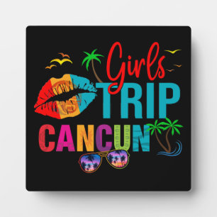Placa Expositora Chicas de Cancún en México recorren coloridas vaca