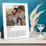 Placa Expositora Cita de citas de definición de familia personaliza<br><div class="desc">Esta cita de definición familiar es la manera perfecta de celebrar el vínculo especial que compartimos con nuestra familia amorosa. Imaginen regalarles una pieza personalizada que no sólo brilla el espacio sino que también captura la esencia de su relación en un diseño hermoso y mínimo. Ya sea por un regalo...</div>