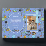 Placa Expositora Cita de la cruz azul de los niños católicos person<br><div class="desc">Este atractivo y divertido regalo con temática de cielo azul es perfecto para regalar a su hijo, padrino, nieto u otro por su cumpleaños, Santa Comunión, Confirmación, Cristianismo o Dedicación. Añada una foto especial, texto conmemorativo y verso como desee para hacer de esto un regalo muy especial de la Cruz...</div>