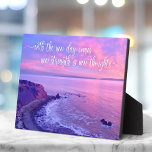 Placa Expositora Cita Inspiradora con foto de color rosa morado de<br><div class="desc">"Con el nuevo día viene nueva fuerza y nuevos pensamientos". Este espectacular paisaje costero de Palos Verdes, California, prístino, de acantilados de playa oceánicos, tomado cerca de la puesta de sol, exuda tranquilidad y soledad. Una cita inspiradora en un guión de caligrafía blanca sobrepone la foto. Aprecie todas las cosas...</div>