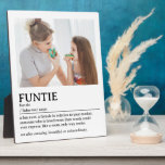 Placa Expositora Cita personalizada de definición de funciones<br><div class="desc">Este diseño de citas de definición Funtie es la manera perfecta de celebrar el vínculo especial que tu hermana comparte con tu hijo como "Tía divertida". Este diseño es algo que no sólo alegra su espacio sino que también captura la alegría y el amor únicos que trae a tu familia....</div>