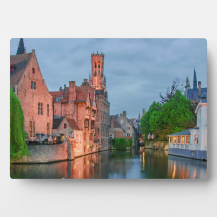 Placa Expositora Ciudad antigua y torre Belfry de noche en Brujas