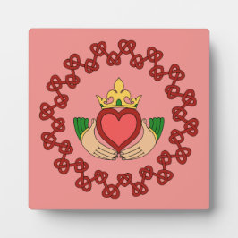 Placa Expositora Claddagh y Red Knotwork sobre rosa