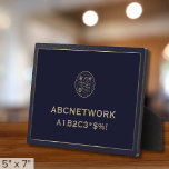 Placa Expositora Código QR de Rótulo de contraseña Wi-Fi<br><div class="desc">Eleva tu espacio con nuestro Rótulo Wi-Fi Access Plaque. Con su código QR cargado en un fondo marino rico, este signo combina estilo y funcionalidad. La tipografía dorada clásica muestra el nombre de la red y la contraseña, garantizando una conectividad perfecta para sus huéspedes. Con un acento de color dorado...</div>
