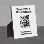 Placa Expositora Código QR para la información del cliente en un<br><div class="desc">Código QR en una placa de contraparte para mostrarlo a los clientes. El código QR se muestra en una recepción,  por ejemplo.</div>