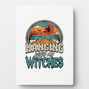 Placa Expositora Colgando Con Mis Brujas Diseño Vintage de Hallowee