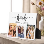 Placa Expositora Collage de amistad fotográfica Amigos 3 Keepsake<br><div class="desc">Celebra tu amistad con el Collage de fotos de Amigos 3, Keepsake Plaque. Esta placa vibrante y personalizada presenta un elegante diseño rosa caliente, mostrando un bonito collage de tres preciadas fotos. Diseñado con materiales de alta calidad, es perfecto para exhibirse en un escritorio, una estantería o una pared. El...</div>