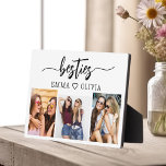 Placa Expositora Collage de amistad fotográfica Besties Friends 3<br><div class="desc">Celebra tu amistad con la placa de Collage de fotos Besties Friends 3. Este keepsake personalizado cuenta con un bello collage de tres preciadas fotos, que capturan momentos inolvidables compartidos con tus mejores amigos. Diseñado con materiales de alta calidad, es perfecto para exhibirse en un escritorio, una estantería o una...</div>