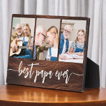Placa Expositora Collage de fotos Abuelo Papa Wood Grandchildren<br><div class="desc">Captura el amor entre papá y sus nietos con nuestro abuelo Collage de fotos Plaque. Esta placa personalizada presenta un reconfortante collage de fotos, que muestra hermosamente momentos apreciados compartidos entre papá y sus queridos nietos. Alrededor de las fotos está el entrañable título "Papa", agregando un toque especial al diseño....</div>
