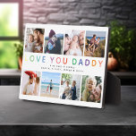 Placa Expositora Collage de fotos "AME A TU DADADA"<br><div class="desc">Crea tu propia placa especial de collage de fotos de keepsake para papá. El diseño cuenta con 8 fotografías cuadradas de su elección con la tipografía moderna de color arcoiris con la leyenda "LOVE YOU DADDY" y la personalización con un mensaje y un nombre bonitos.</div>