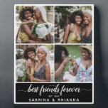 Placa Expositora Collage de fotos Calligraphy Best Friends Forever<br><div class="desc">Abróchese su mejor día y su casa con esta preciosa placa de collage de fotos de los 'mejores amigos para siempre'. Cuenta con una base de color negro de moda en bloques (que se puede cambiar a cualquier color), 4 imágenes cuadradas que se pueden descargar fácilmente de tu computadora o...</div>