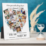 Placa Expositora Collage de fotos cardíaco te quiere casarte conmig<br><div class="desc">Placa de collage con fotos en forma de corazón con 20 de tus fotos favoritas. ¿Te casas con mí? está escrito en una elegante caligrafía rápida y sus fotos se muestran en formato cuadrado sobre fondo de estilo de instantánea en un montaje de imagen con forma de corazón. También puedes...</div>