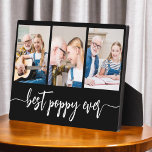 Placa Expositora Collage de fotos de abuelos y nietos<br><div class="desc">Captura el amor entre Poppy y sus nietos con nuestro abuelo Collage de fotos Plaque. Esta placa personalizada muestra un reconfortante collage de fotos, mostrando hermosamente momentos apreciados compartidos entre Poppy y sus queridos nietos. Alrededor de las fotos está el entrañable título "Poppy", agregando un toque especial al diseño. Esta...</div>