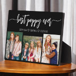 Placa Expositora Collage de fotos de abuelos y nietos<br><div class="desc">Captura el amor entre Poppy y sus nietos con nuestro abuelo Collage de fotos Plaque. Esta placa personalizada muestra un reconfortante collage de fotos, mostrando hermosamente momentos apreciados compartidos entre Poppy y sus queridos nietos. Alrededor de las fotos está el entrañable título "Poppy", agregando un toque especial al diseño. Esta...</div>