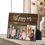 Placa Expositora Collage de fotos de la madera para abuelos abuelo<br><div class="desc">Captura el amor entre Poppy y sus nietos con nuestro abuelo Collage de fotos Plaque. Esta placa personalizada muestra un reconfortante collage de fotos, mostrando hermosamente momentos apreciados compartidos entre Poppy y sus queridos nietos. Alrededor de las fotos está el entrañable título "Poppy", agregando un toque especial al diseño. Esta...</div>