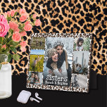Placa Expositora Collage de fotos de las hermanas Fur de Leopard<br><div class="desc">Un regalo para tu hermana o hermanas, sube fotos de tus recuerdos favoritos y celebra a la persona que siempre ha estado a tu lado. El fondo cuenta con un clásico y querido por muchos feligreses de piel de leopardo, diseñado específicamente para los amantes de las huellas de animales. Mantén...</div>