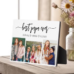 Placa Expositora Collage de fotos de los nietos del abuelo del mejo<br><div class="desc">Captura el amor entre papá y sus nietos con nuestro abuelo Collage de fotos Plaque. Esta placa personalizada presenta un reconfortante collage de fotos, que muestra hermosamente momentos apreciados compartidos entre papá y sus queridos nietos. Alrededor de las fotos está el entrañable título "Poppy", agregando un toque especial al diseño....</div>