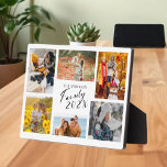 Placa Expositora collage de fotos de Personalizado familiar de 2025<br><div class="desc">Celebrar un año memorable con una placa de collage de fotos. Este moderno diseño incluye un collage de siete fotos y cuatro notas de texto,  perfecto para capturar tus momentos y aventuras favoritos. ¡Conmemoren lo que más importa!</div>