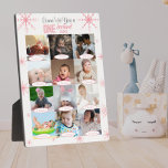 Placa Expositora Collage de fotos de primer año del bebé de inviern<br><div class="desc">Un regalo de cumpleaños, conservador o decoración de invierno rosado para mostrar al bebé el primer año de mes en mes en un collage de fotos. Un regalo perfecto para el cumpleaños con color rosa y copos de nieve de fondo brillantes y una foto personalizada de un bebé. Perfecto para...</div>