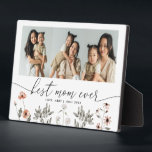 Placa Expositora Collage de fotos floral mejor mamá jamás Keepsake<br><div class="desc">Una placa rústica y elegante para mantener la foto del día de la madre con 3 fotos tuyas con un texto de escritura debajo que dice "mejor mamá de todos los tiempos". Puede agregar el nombre de los niños y el año en la parte inferior.</div>