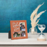 Placa Expositora Collage de nuestro Día de la Boda 3 Photo Script T<br><div class="desc">Después de tu gran día, exhibe orgullosamente este collage con tus 3 fotos favoritas para reemplazar las de muestra, junto con el elegante guión Nuestro Día de la Boda con motivos artísticos del corazón en un fondo de terracota. Personalice fácilmente con sus nombres y fecha de boda en la parte...</div>