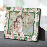 Placa Expositora Color de agua tropical Borde floral foto caballete<br><div class="desc">La placa de mesa con un caballete empotrado muestra tu foto favorita acentuada con hermosas flores tropicales acuáticas y vegetación en CUALQUIER FONDO COLOR. CAMBIAR la fecha al año actual o puede eliminarla o agregar más información. Ideal como regalo o para mostrar tu foto favorita en tu propia casa. Los...</div>