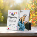 Placa Expositora Colorida foto del Día de la Madre<br><div class="desc">Crea tu propia placa fotográfica especial de primer Día de la Madre. El diseño presenta corazones adorables y coloridos,  una foto de retrato - el texto 'Feliz Día de la Primera Madre',  una cita dulce de mamá que puede ser personalizada y nombre/s.</div>