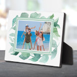 Placa Expositora Comprimido de color de agua Foliage<br><div class="desc">La placa de tableta con un caballete integrado muestra tu foto favorita acentuada con hermosas hojas de acuarela en CUALQUIER FONDO DE COLOR y cualquier FRAMES de color que coincida con tu foto. CAMBIAR la fecha al año actual o puede eliminarla o agregar más información. Ideal como regalo o para...</div>