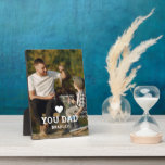 Placa Expositora Cortar el amor al corazón por tus nombres de fotos<br><div class="desc">Cute HEART LOVE YOU DAD Photo Names Plaque incluye su foto favorita con el texto "(corazón de amor) you Dad" en un alfabeto blanco moderno con sus nombres debajo. Personalice editando el texto en el cuadro de texto proporcionado y agregando su propia imagen. Perfecto para Navidades, cumpleaños y regalos del...</div>