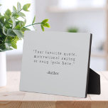Placa Expositora Crear su propia cotización<br><div class="desc">Crea tu propio decorado de placa de personalizado. Añade tu dicho favorito,  letra de canción de versículo biblia o texto personalizado en tipografía de estilo de máquina de escribir minimalista.</div>