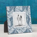 Placa Expositora Crear una foto enmarcada de su propio Personalizad<br><div class="desc">Hecho para parecer dimensional, un patrón de planta de hojas tropicales de acero azul y blanco crea un marco hermoso para tu foto favorita en esta placa de mesa con un caballete integrado. La imagen se coloca directamente en el panel de soporte para una imagen asombrosamente nítida con una superficie...</div>