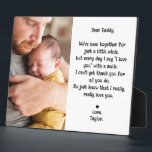 Placa Expositora Cuidada Editable Querido Poema De Papi Y Pestaña D<br><div class="desc">Un regalo fotográfico personalizado para un nuevo padre de su bebé es una manera reconfortante de celebrar los primeros momentos de paternidad de un padre. Esta placa fotográfica de mesa personalizado muestra una foto a todo color junto a un poema dulce impreso en una letra negra juguetona sobre un fondo...</div>