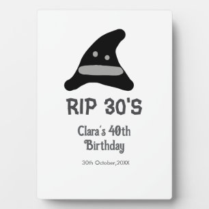 Placa Expositora Cumpleaños 40 RIP 30's sombrero de bruja gris negr