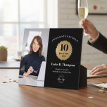 Placa Expositora Custom Employee Recognition Photo 10 Year service<br><div class="desc">Celebrate a milestone moment with this modern custom employee recognition photo plaque, designed for honoring 10 Years of Service in style. Featuring a bold black background, faux-gold badge, personalized employee name, company logo, and an optional photo, this appreciation award is perfect for recognizing dedication, loyalty, and leadership. Customize the text,...</div>