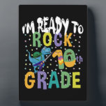 Placa Expositora De vuelta a la escuela estoy listo para rodar Dino<br><div class="desc">De vuelta a la escuela estoy listo para rodar 10° grado Dino,  10° grado,  regalo,  ideas,  de vuelta a la escuela,  2021,  primer día de escuela,  idea de regalo,  10° grado,  estudiante,  décimo grado,  dinosaurio,  escuela,  profesor,  grado,  10° grado profesor,  estudiante,  enseñanza,  equipo de 10° grado,  niños,  regalos</div>