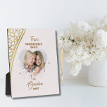 Placa Expositora Día de la primera madre dorada como foto de la abu<br><div class="desc">Primer día de la madre como abuela, foto personalizada de regalo para la abuela, la madre en el día de la madre o el cumpleaños de la madre o la nueva madre. Añade una de tus fotos favoritas de tu esposa, madre, bebé/hijos/mascotas/familia/pareja/boda al fondo del marco negro y dorado. Podrás...</div>