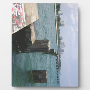 Placa Expositora Días Perezosos en el Muelle