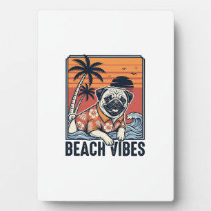 Placa Expositora Diseño de grabado vintage pug vibraciones de playa