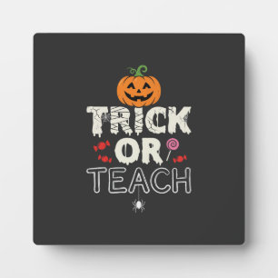 Placa Expositora Diseño de profesor de Halloween Truco o Enseña (2)