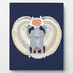 Placa Expositora Diseño de Scarab egipcio con fondo azul oscuro