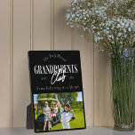 Placa Expositora Divertido es una foto del club de abuelos de estil<br><div class="desc">¡Un regalo divertido y sincero para los mejores abuelos del mundo! Celebra la alegría de los abuelos con nuestra placa fotográfica "Truly Blessed Grandparent Club" - personalizada con el año establecido. Diseñado para aquellos que saben que pasar tiempo con sus nietos es mucho más que simplemente "cuidar niños", es una...</div>