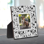 Placa Expositora Dog Collage Frameless Photo Easel Back<br><div class="desc">Hecho para parecer dimensional, un borde de perros blancos y negros crea un marco divertido para tu foto favorita en esta placa de mesa con un caballete integrado. La imagen se coloca directamente en el panel de soporte para una imagen asombrosamente nítida con una superficie limpia y fácil de limpiar....</div>