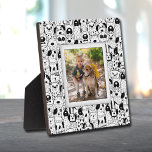 Placa Expositora Dog Collage Frameless Photo Easel Back<br><div class="desc">Hecho para parecer dimensional, un borde de perros blancos y negros crea un marco divertido para tu foto favorita en esta placa de mesa con un caballete integrado. La imagen se coloca directamente en el panel de soporte para una imagen asombrosamente nítida con una superficie limpia y fácil de limpiar....</div>