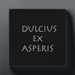 Placa Expositora Dulcius ex asperis<br><div class="desc">Dulcius ex asperis. más dulce después de las dificultades. Una frase latina de sabiduría y filosofía que sigue siendo válida y verdadera hoy.</div>